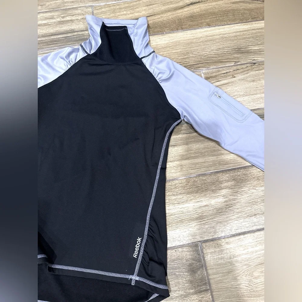 EC Reebok Running Pull Over - Picture 2 of 8